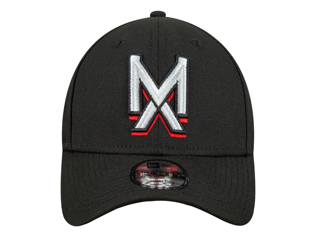 Gorra de béisbol New Era color negro con logotipo bordado en blanco y rojo en el frente.