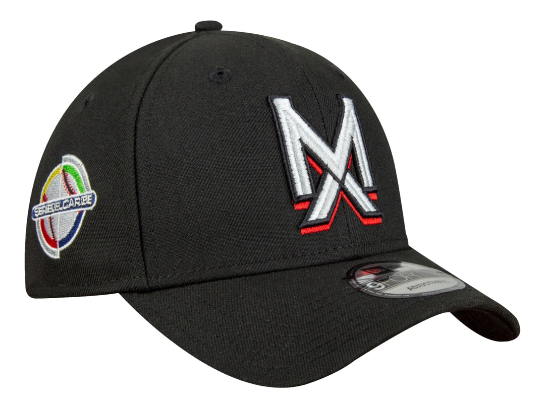 Gorra de béisbol New Era color negro con logotipo bordado en blanco y rojo en el frente.