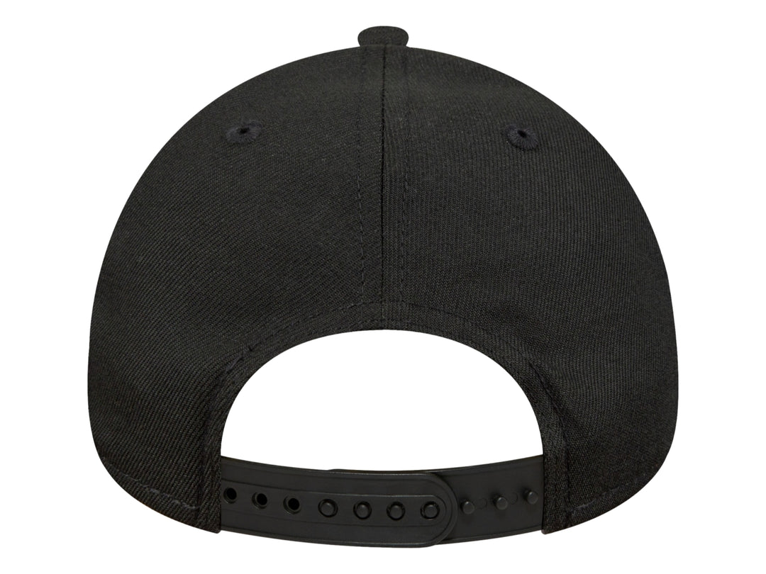 Gorra de béisbol New Era color negro con logotipo bordado en blanco y rojo en el frente.