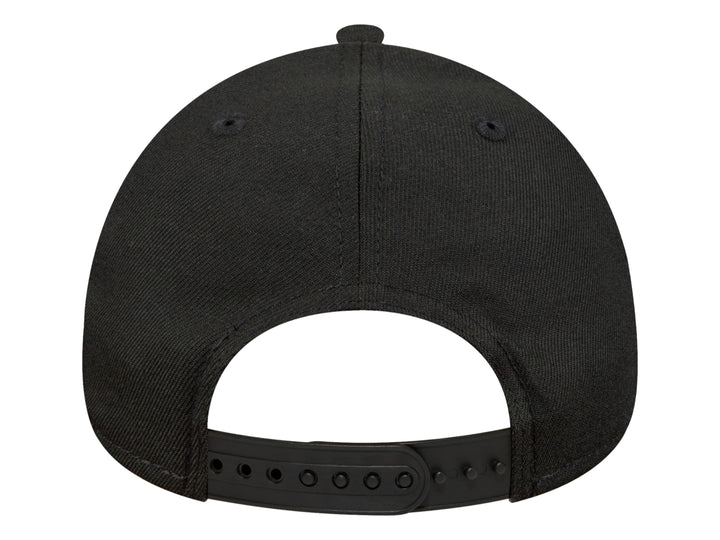 Gorra de béisbol New Era color negro con logotipo bordado en blanco y rojo en el frente.