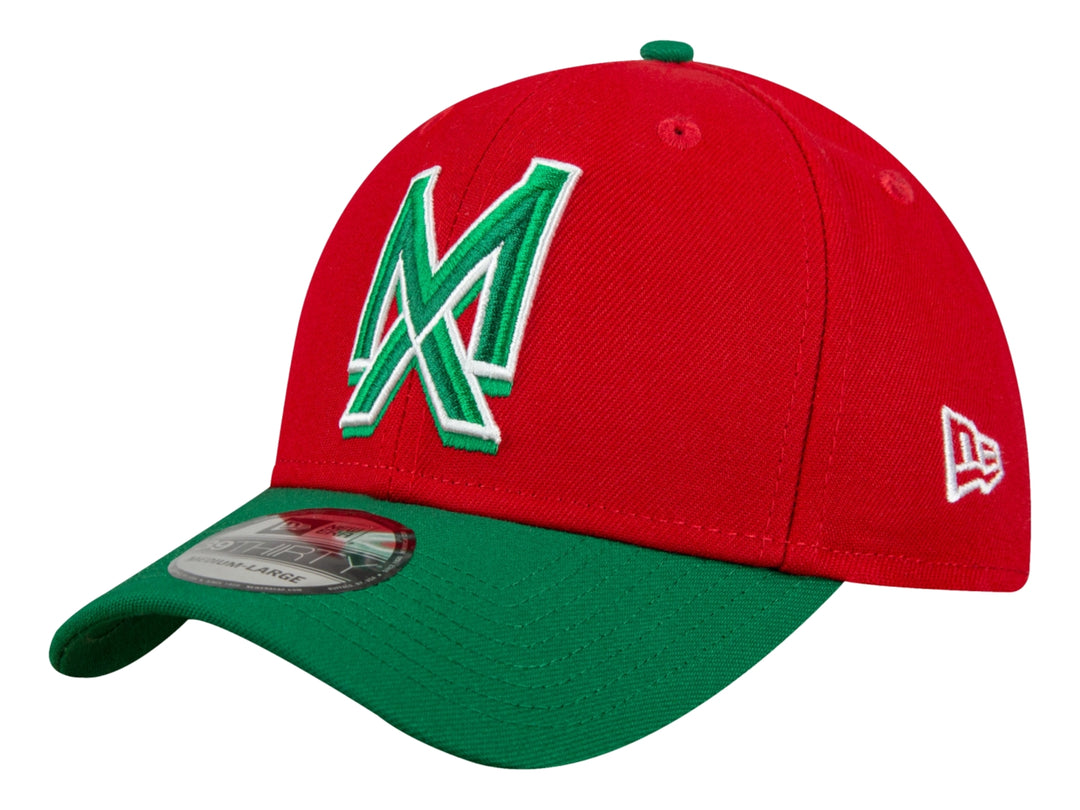 Gorra de béisbol New Era color rojo con visera verde y logotipo bordado en el frente.