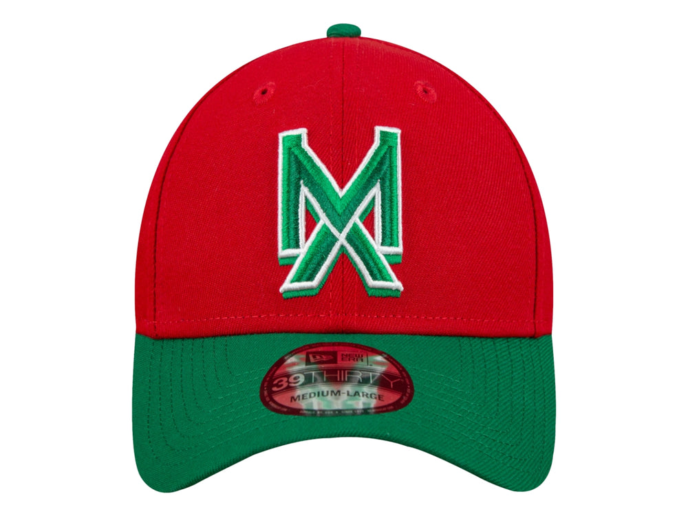 Gorra de béisbol New Era color rojo con visera verde y logotipo bordado en el frente.