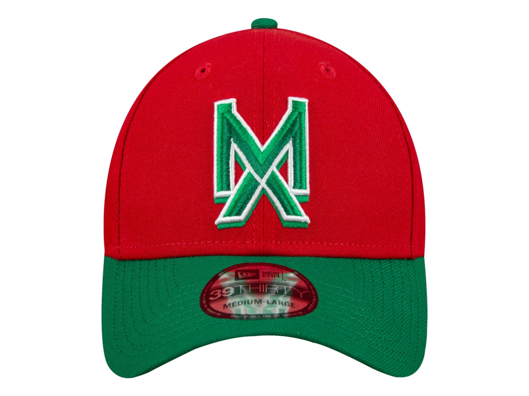 Gorra de béisbol New Era color rojo con visera verde y logotipo bordado en el frente.