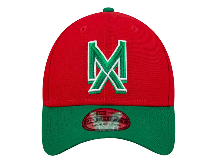 Gorra de béisbol New Era color rojo con visera verde y logotipo bordado en el frente.