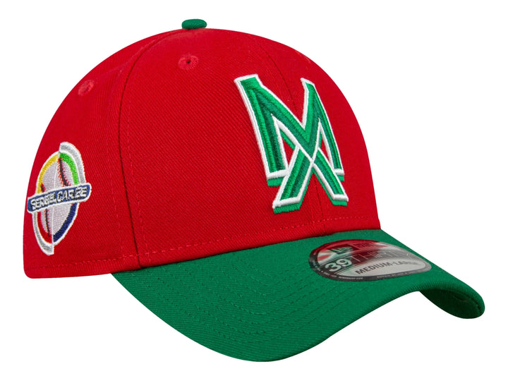 Gorra de béisbol New Era color rojo con visera verde y logotipo bordado en el frente.