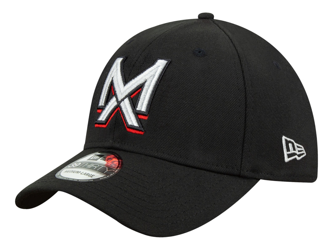 Gorra de béisbol New Era color negro con letra M bordada en blanco y rojo en el frente.