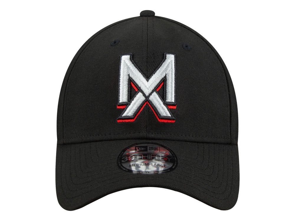 Gorra de béisbol New Era color negro con letra M bordada en blanco y rojo en el frente.