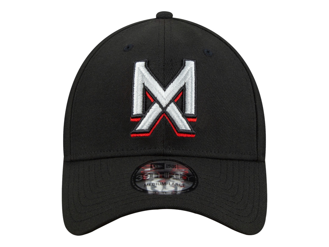 Gorra de béisbol New Era color negro con letra M bordada en blanco y rojo en el frente.