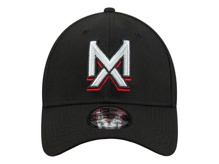 Gorra de béisbol New Era color negro con letra M bordada en blanco y rojo en el frente.