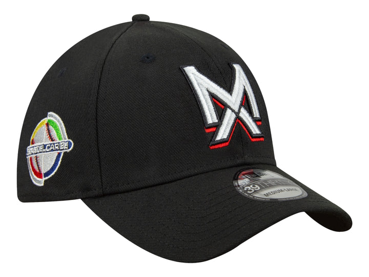 Gorra de béisbol New Era color negro con letra M bordada en blanco y rojo en el frente.
