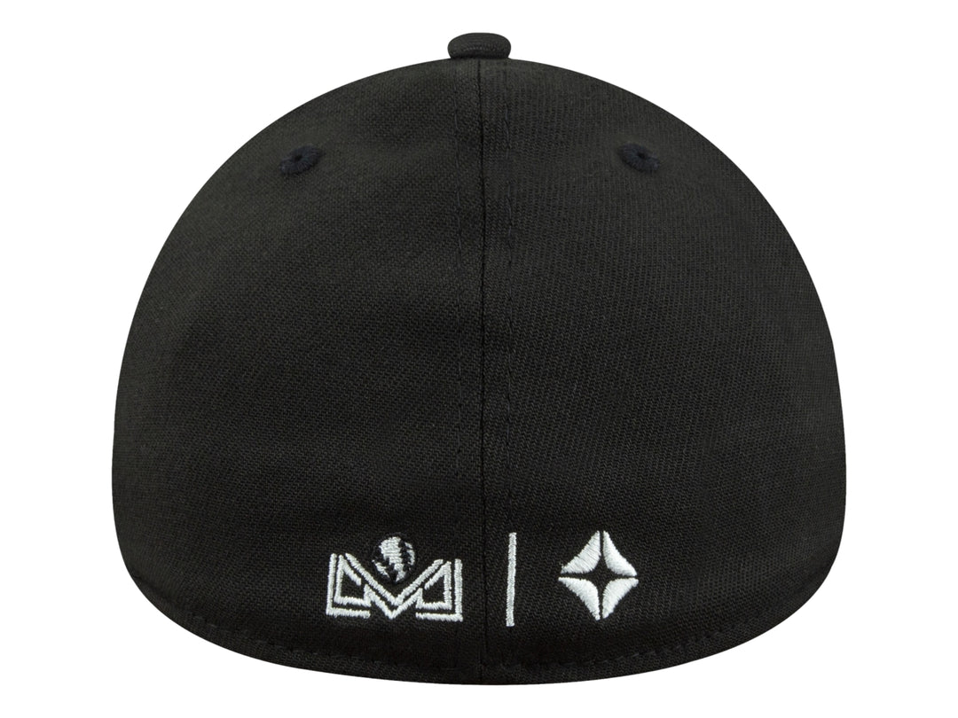 Gorra de béisbol New Era color negro con letra M bordada en blanco y rojo en el frente.