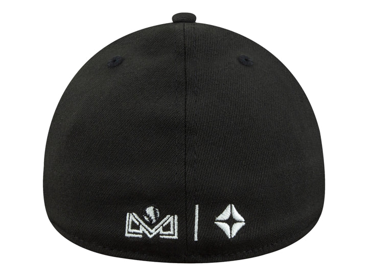 Gorra de béisbol New Era color negro con letra M bordada en blanco y rojo en el frente.
