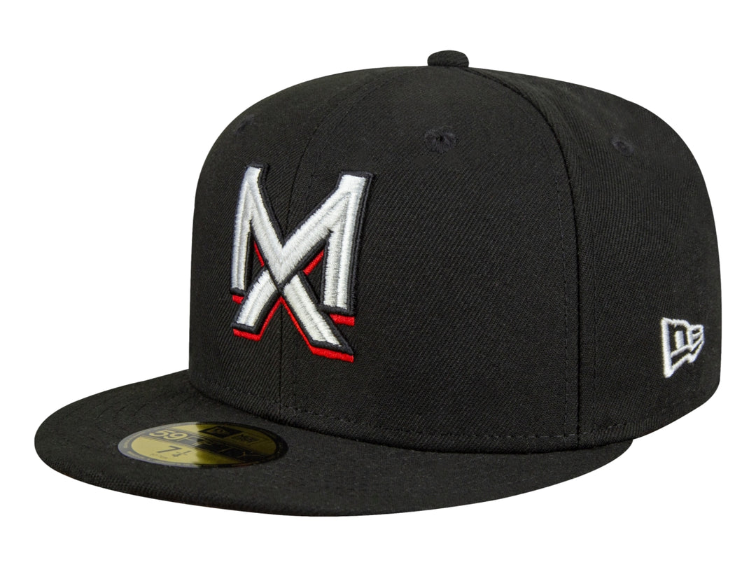 Gorra New Era color negro con visera plana y logotipo bordado en blanco y rojo en el frente.