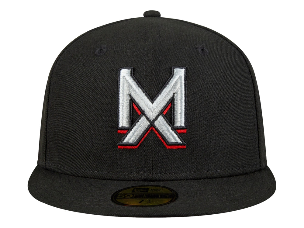Gorra New Era color negro con visera plana y logotipo bordado en blanco y rojo en el frente.