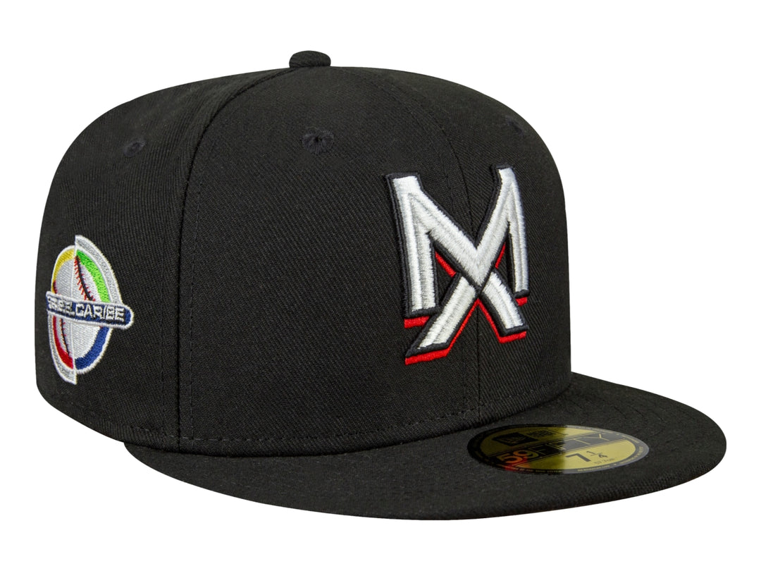 Gorra New Era color negro con visera plana y logotipo bordado en blanco y rojo en el frente.