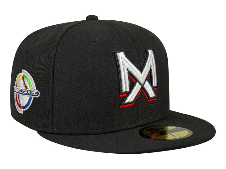 Gorra New Era color negro con visera plana y logotipo bordado en blanco y rojo en el frente.