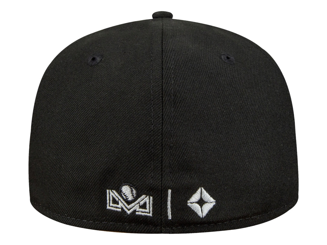 Gorra New Era color negro con visera plana y logotipo bordado en blanco y rojo en el frente.