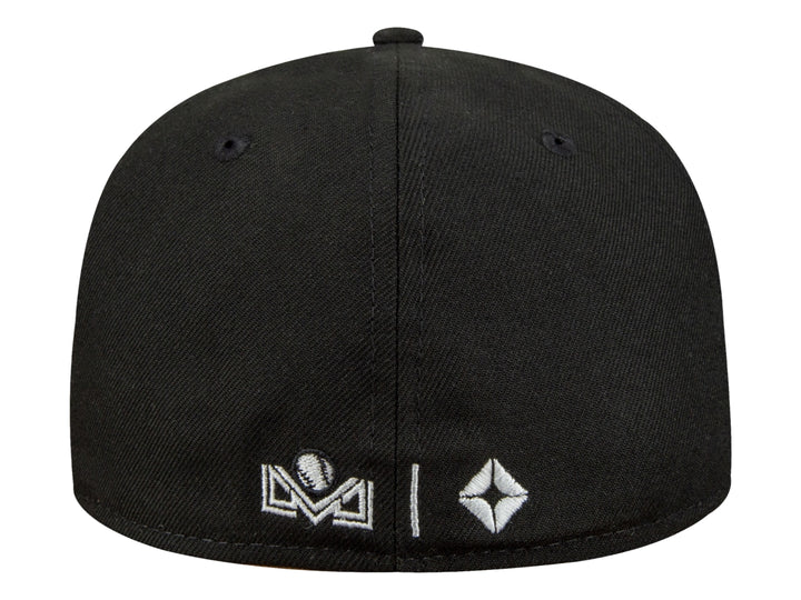 Gorra New Era color negro con visera plana y logotipo bordado en blanco y rojo en el frente.