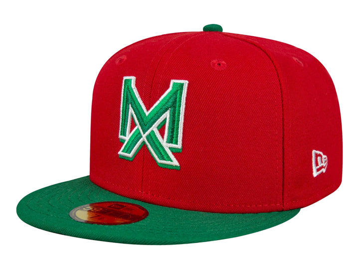 Gorra New Era roja con visera verde y logotipo bordado en color verde y blanco.