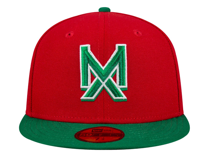 Gorra New Era roja con visera verde y logotipo bordado en color verde y blanco.