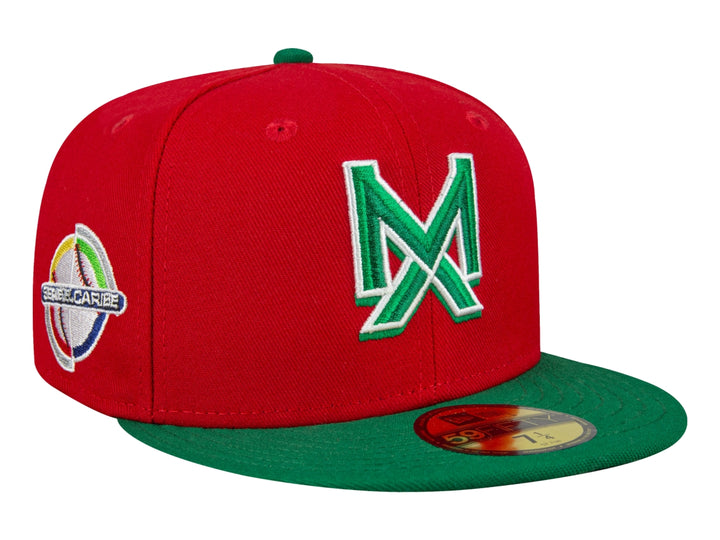 Gorra New Era roja con visera verde y logotipo bordado en color verde y blanco.