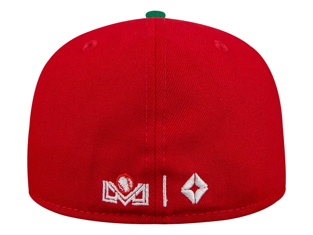 Gorra New Era roja con visera verde y logotipo bordado en color verde y blanco.