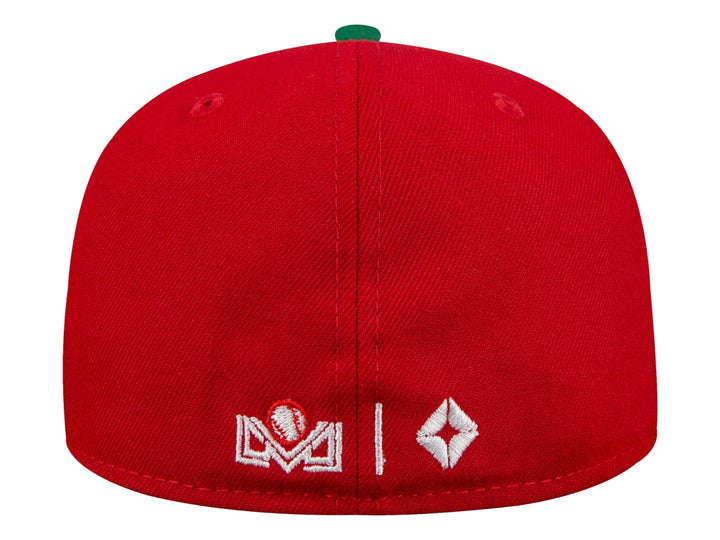 Gorra New Era roja con visera verde y logotipo bordado en color verde y blanco.