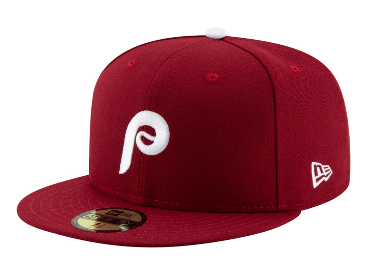 Gorra de béisbol New Era color rojo oscuro con logotipo blanco frontal y visera plana.