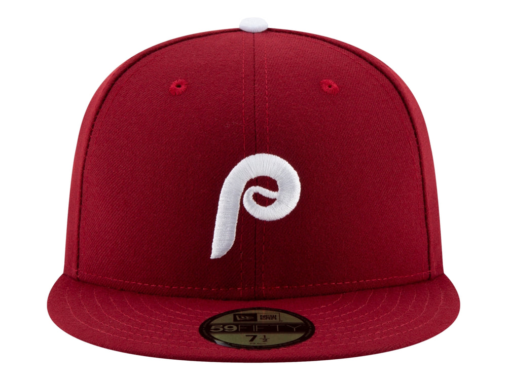 Gorra de béisbol New Era color rojo oscuro con logotipo blanco frontal y visera plana.