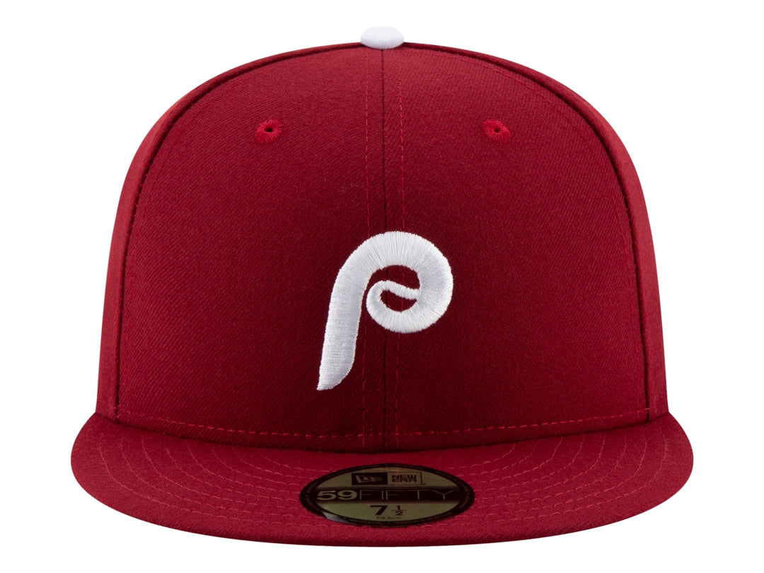 Gorra de béisbol New Era color rojo oscuro con logotipo blanco frontal y visera plana.