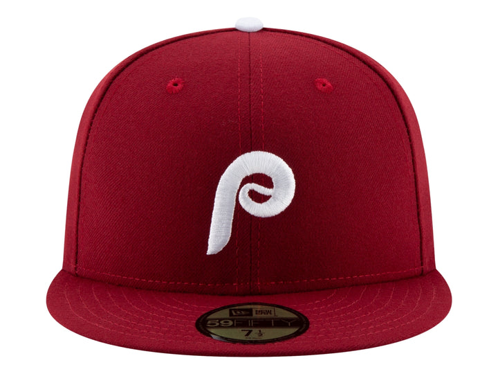 Gorra de béisbol New Era color rojo oscuro con logotipo blanco frontal y visera plana.