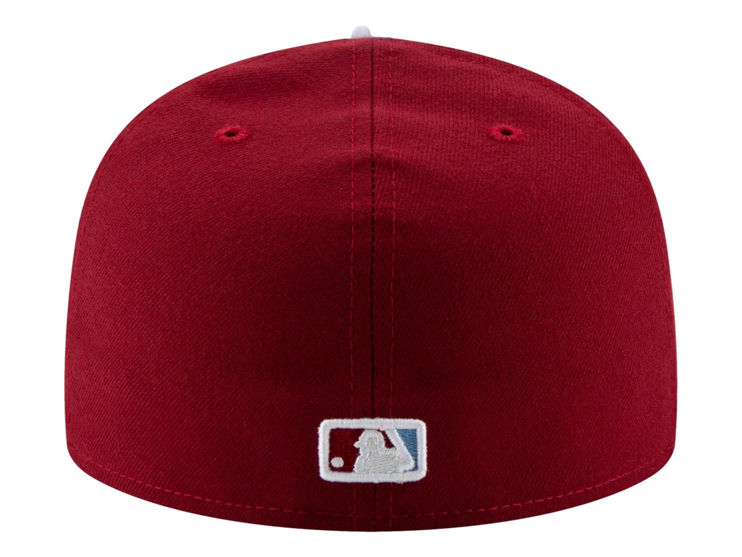 Gorra de béisbol New Era color rojo oscuro con logotipo blanco frontal y visera plana.