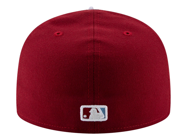 Gorra de béisbol New Era color rojo oscuro con logotipo blanco frontal y visera plana.