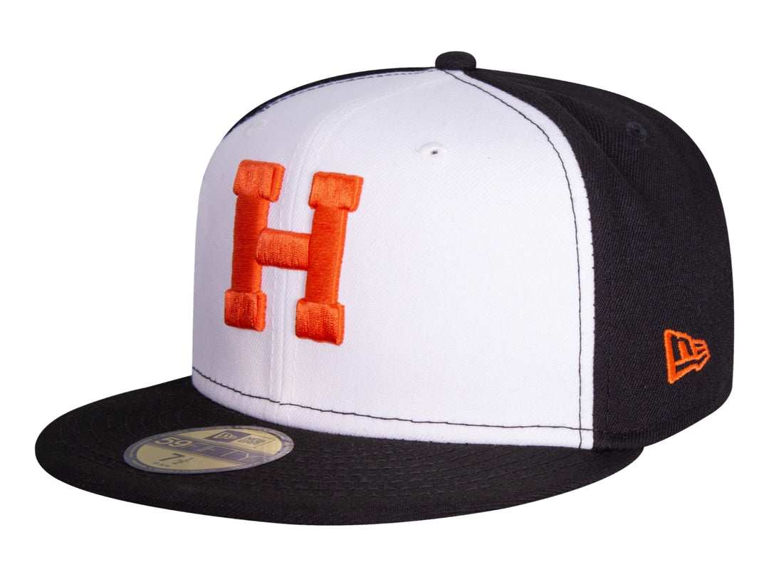 Gorra de béisbol New Era con panel frontal blanco, visera y parte posterior negra y letra H naranja bordada.