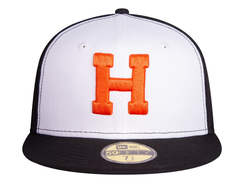 Gorra de béisbol New Era con panel frontal blanco, visera y parte posterior negra y letra H naranja bordada.