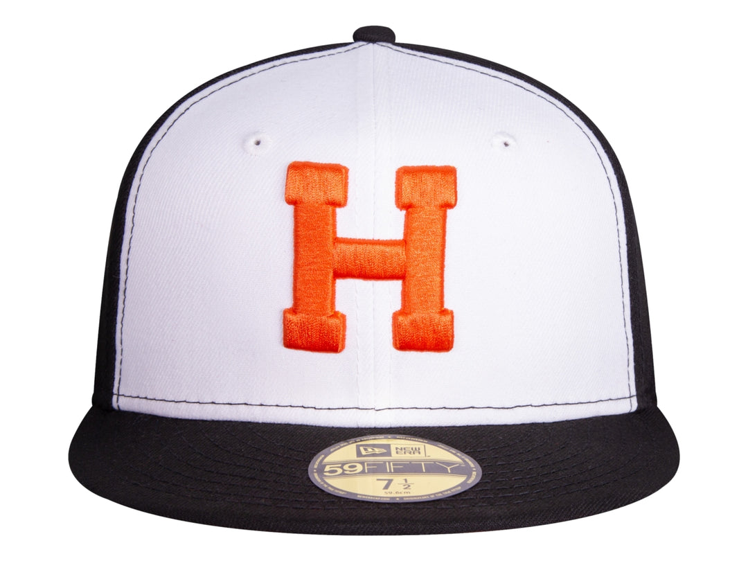 Gorra de béisbol New Era con panel frontal blanco, visera y parte posterior negra y letra H naranja bordada.