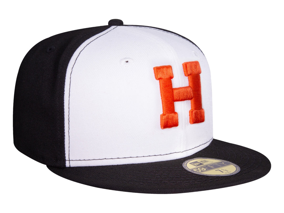 Gorra de béisbol New Era con panel frontal blanco, visera y parte posterior negra y letra H naranja bordada.