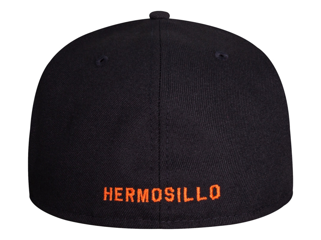 Gorra de béisbol New Era con panel frontal blanco, visera y parte posterior negra y letra H naranja bordada.
