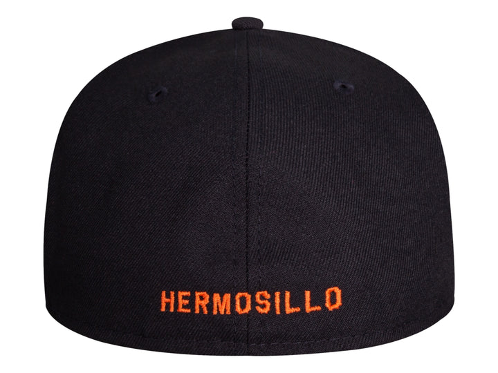Gorra de béisbol New Era con panel frontal blanco, visera y parte posterior negra y letra H naranja bordada.