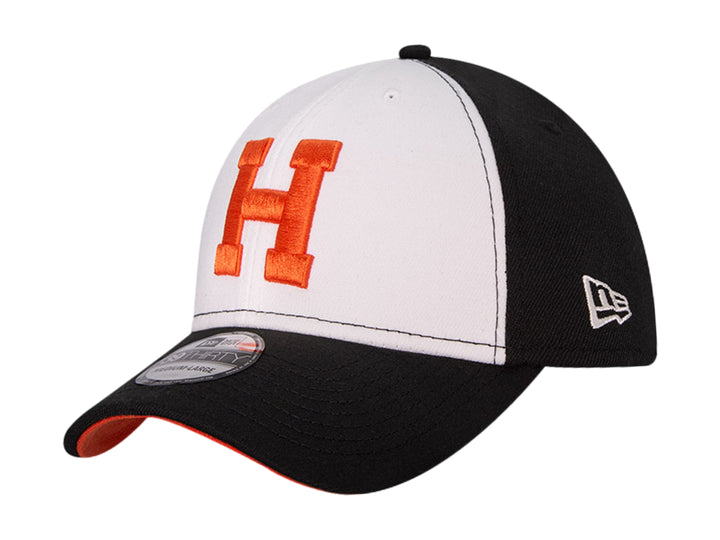 Gorra New Era bicolor en blanco y negro con letra H bordada en color naranja en el frente.