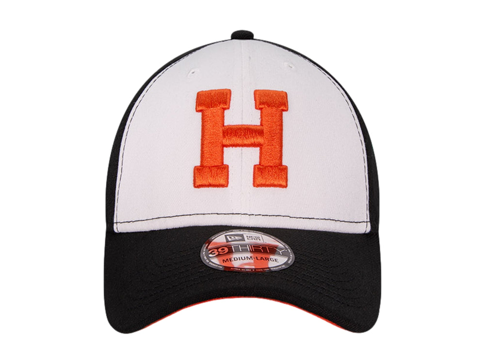 Gorra New Era bicolor en blanco y negro con letra H bordada en color naranja en el frente.