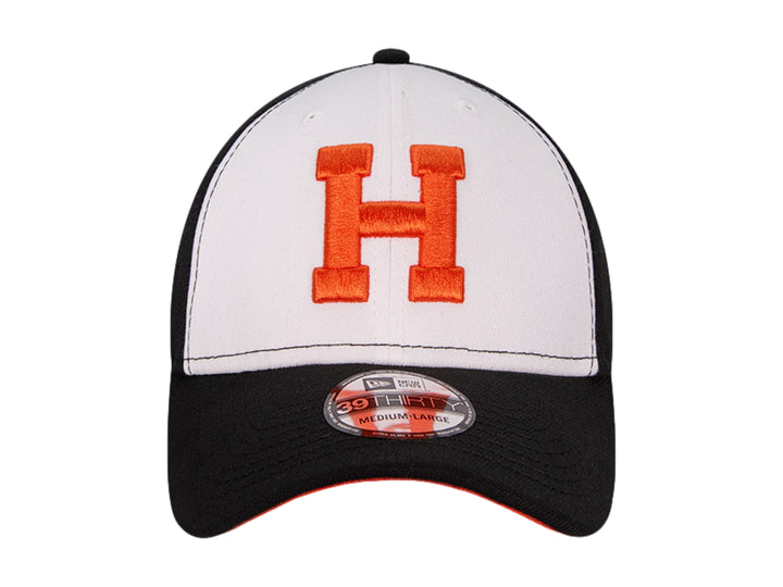Gorra New Era bicolor en blanco y negro con letra H bordada en color naranja en el frente.