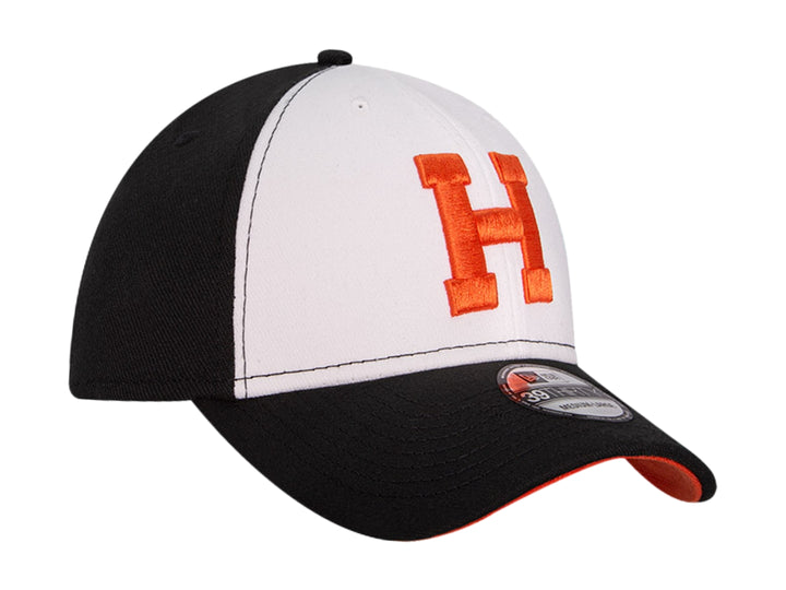 Gorra New Era bicolor en blanco y negro con letra H bordada en color naranja en el frente.