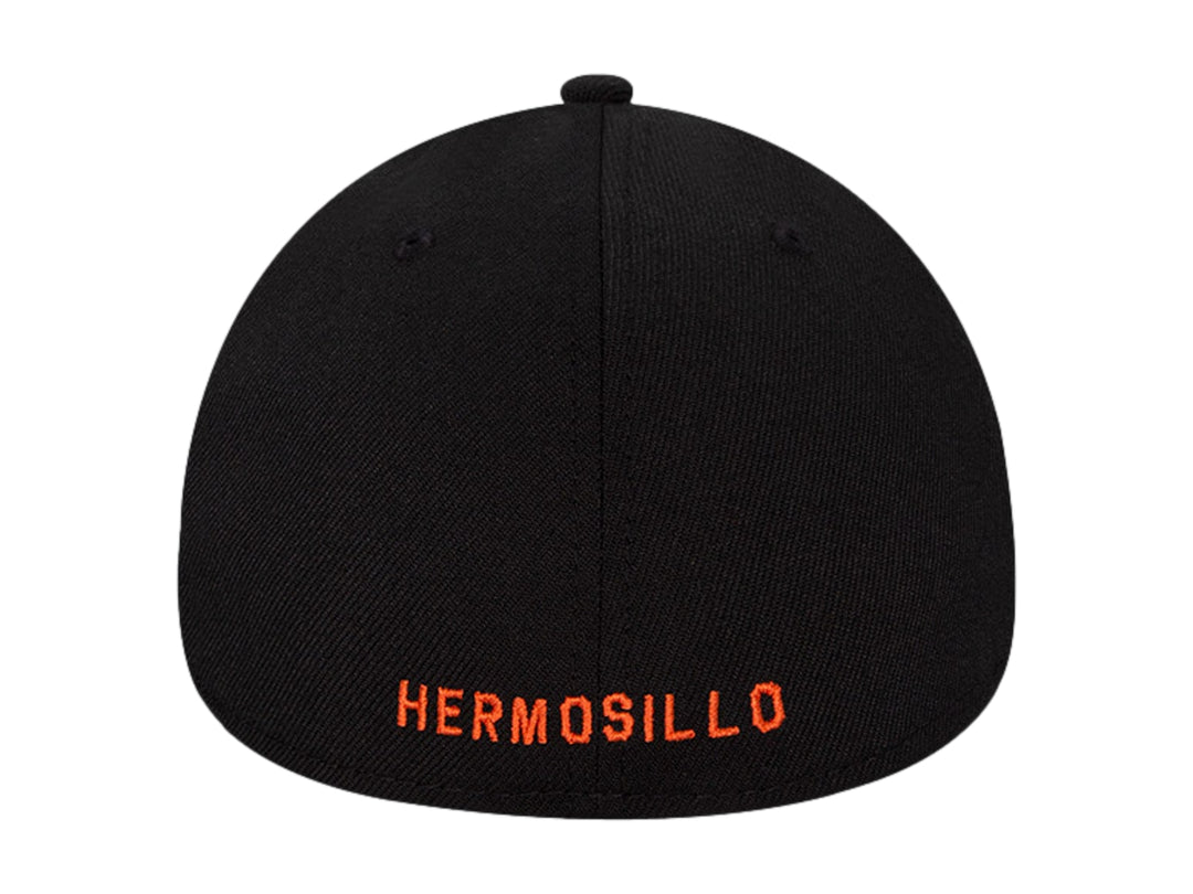 Gorra New Era bicolor en blanco y negro con letra H bordada en color naranja en el frente.