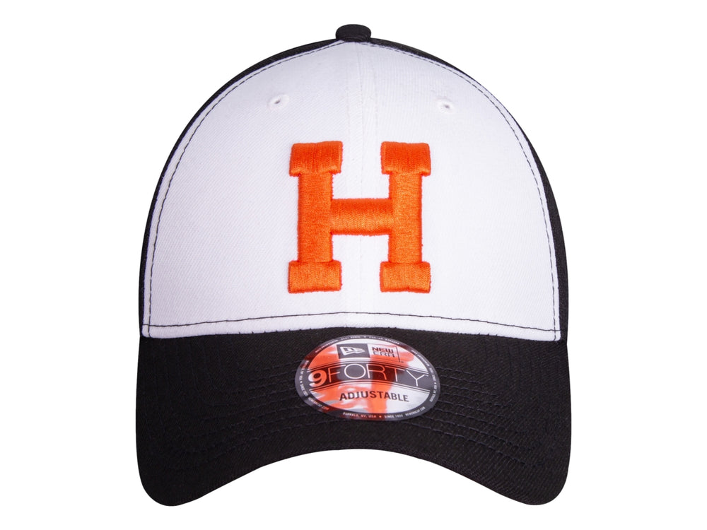 Gorra New Era bicolor en blanco y negro con letra H bordada en color naranja al frente.