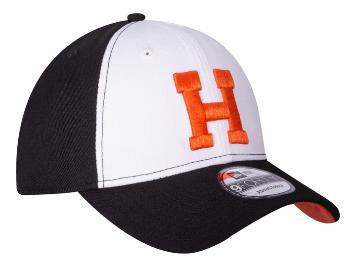 Gorra New Era bicolor en blanco y negro con letra H bordada en color naranja al frente.