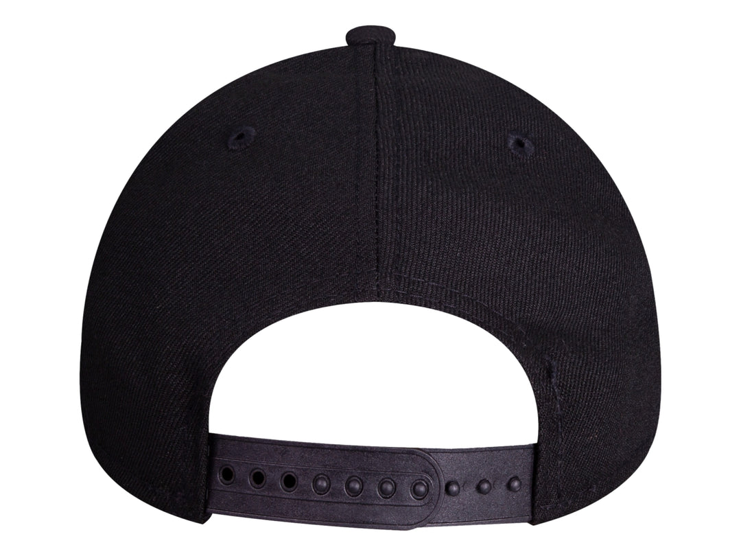 Gorra New Era bicolor en blanco y negro con letra H bordada en color naranja al frente.