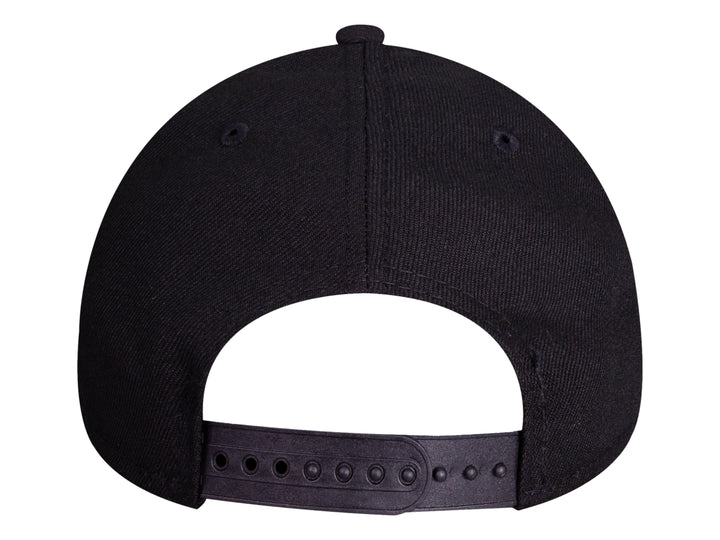 Gorra New Era bicolor en blanco y negro con letra H bordada en color naranja al frente.