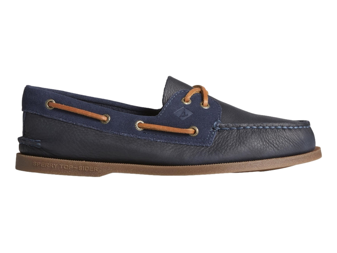 Zapato náutico Sperry color azul marino con detalles en gamuza y cordones cafés.