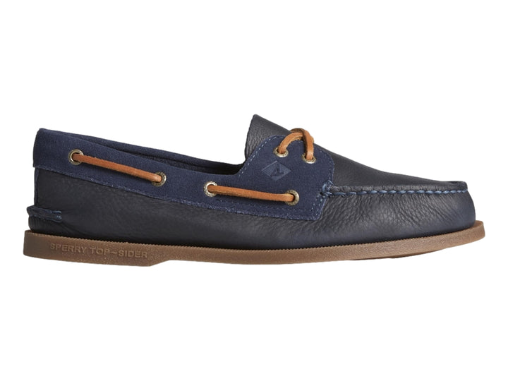 Zapato náutico Sperry color azul marino con detalles en gamuza y cordones cafés.